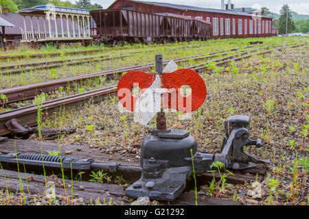 Oldtimer Schalter im verwilderten Rangierbahnhof mit Rosten Waggons. Stockfoto