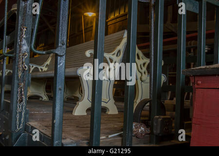 Holzsitze auf Vintage flache Triebwagen im Holzschuppen. Stockfoto