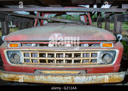 Rockhill, PA, USA - 21. Mai 2016: Alte Ford LKW in verlassenen Wartungshalle. Stockfoto