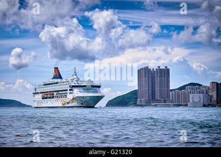 Das Kreuzfahrtschiff Star Fische in Victoria Harbour in Hongkong am 1. August 2015. Stockfoto