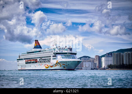 Das Kreuzfahrtschiff Star Fische in Victoria Harbour in Hongkong am 1. August 2015. Stockfoto