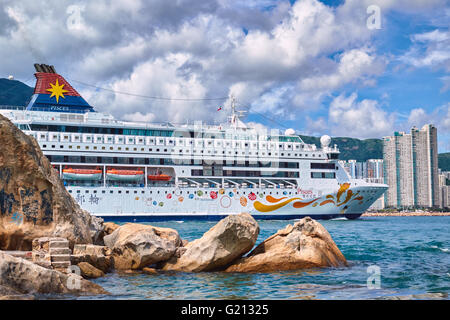 Das Kreuzfahrtschiff Star Fische in Victoria Harbour in Hongkong am 1. August 2015. Stockfoto