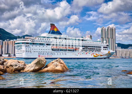 Das Kreuzfahrtschiff Star Fische in Victoria Harbour in Hongkong am 1. August 2015. Stockfoto