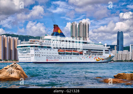 Das Kreuzfahrtschiff "Star Fische" in Victoria Harbour in Hongkong am 1. August 2015. Stockfoto