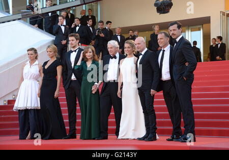 Cannes, Frankreich. 11. Mai 2016. CANNES, Frankreich - Mai 21: (L-R) Schauspieler Anne Consigny, Virginie Efira, Jonas Bloquet, Isabelle Huppert, Regisseur Paul Verhoeven, Schauspieler, Alice Isaaz, Christian Berkel, Charles Berling und Laurent Lafitte "Elle" Premiere während der 69. jährlichen Cannes Film Festival im Palais des Festivals im 21. Mai 2016 in Cannes, Frankreich zu besuchen. © Friedrich Injimbert/ZUMA Draht/Alamy Live-Nachrichten Stockfoto