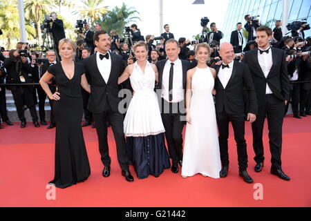 Cannes, Frankreich. 11. Mai 2016. CANNES, Frankreich - Mai 21: (L-R) Schauspieler Anne Consigny, Virginie Efira, Jonas Bloquet, Regisseur Paul Verhoeven, Schauspieler, Alice Isaaz, Christian Berkel, Charles Berling und Laurent Lafitte "Elle" Premiere während der 69. jährlichen Cannes Film Festival im Palais des Festivals im 21. Mai 2016 in Cannes, Frankreich zu besuchen. © Friedrich Injimbert/ZUMA Draht/Alamy Live-Nachrichten Stockfoto