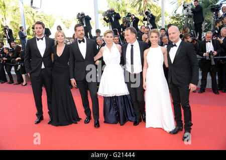 Cannes, Frankreich. 11. Mai 2016. CANNES, Frankreich - Mai 21: (L-R) Schauspieler Anne Consigny, Virginie Efira, Jonas Bloquet, Regisseur Paul Verhoeven, Schauspieler, Alice Isaaz, Christian Berkel, Charles Berling und Laurent Lafitte "Elle" Premiere während der 69. jährlichen Cannes Film Festival im Palais des Festivals im 21. Mai 2016 in Cannes, Frankreich zu besuchen. © Friedrich Injimbert/ZUMA Draht/Alamy Live-Nachrichten Stockfoto