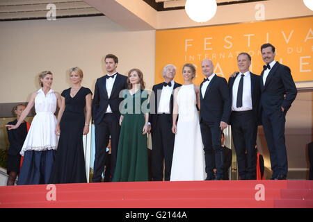 Cannes, Frankreich. 11. Mai 2016. CANNES, Frankreich - Mai 21: (L-R) Schauspieler Anne Consigny, Virginie Efira, Jonas Bloquet, Isabelle Huppert, Regisseur Paul Verhoeven, Schauspieler, Alice Isaaz, Christian Berkel, Charles Berling und Laurent Lafitte "Elle" Premiere während der 69. jährlichen Cannes Film Festival im Palais des Festivals im 21. Mai 2016 in Cannes, Frankreich zu besuchen. © Friedrich Injimbert/ZUMA Draht/Alamy Live-Nachrichten Stockfoto