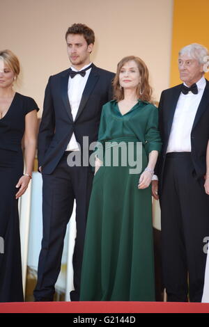 Cannes, Frankreich. 11. Mai 2016. CANNES, Frankreich - Mai 21: (L-R) Schauspieler Anne Consigny, Virginie Efira, Jonas Bloquet, Isabelle Huppert, Regisseur Paul Verhoeven, Schauspieler, Alice Isaaz, Christian Berkel, Charles Berling und Laurent Lafitte "Elle" Premiere während der 69. jährlichen Cannes Film Festival im Palais des Festivals im 21. Mai 2016 in Cannes, Frankreich zu besuchen. © Friedrich Injimbert/ZUMA Draht/Alamy Live-Nachrichten Stockfoto