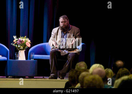 Wimborne, Dorset, Großbritannien. 21. Mai 2016. Markt Stadtfest schließt mit dem Schauspieler Brian Präsentation ein voller Publikum im Zentrum Allendale gesegnet. Gefolgt von einer Unterzeichnung seines neuesten Buches "Hexenkessel". Bildnachweis: Gillian Downes/Alamy Live-Nachrichten Stockfoto