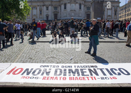 Roma, Italien. 21. Mai 2016. Eine Prozession von Tausenden von Menschen demonstrierten gegen die Gewalt der neofaschistischen Gruppen. In der Hauptstadt versammelten sich Faschisten und europäischen Nationalisten und anti-faschistischen Rom reagierte mit einem anderen Parade. Auf dem Platz sang die Partisanen Hallo schön, Erinnerung an die Gewalt und Tod von Faschismus gebracht. Dann zog die Prozession mit Liedern und reden, in den Straßen der Stadt, Kommunikation mit den Bürgern und Migranten. © Elisa Bianchini/Pacific Press/Alamy Live-Nachrichten Stockfoto