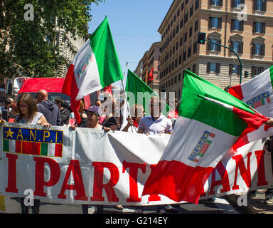 Roma, Italien. 21. Mai 2016. Eine Prozession von Tausenden von Menschen demonstrierten gegen die Gewalt der neofaschistischen Gruppen. In der Hauptstadt versammelten sich Faschisten und europäischen Nationalisten und anti-faschistischen Rom reagierte mit einem anderen Parade. Auf dem Platz sang die Partisanen Hallo schön, Erinnerung an die Gewalt und Tod von Faschismus gebracht. Dann zog die Prozession mit Liedern und reden, in den Straßen der Stadt, Kommunikation mit den Bürgern und Migranten. © Elisa Bianchini/Pacific Press/Alamy Live-Nachrichten Stockfoto