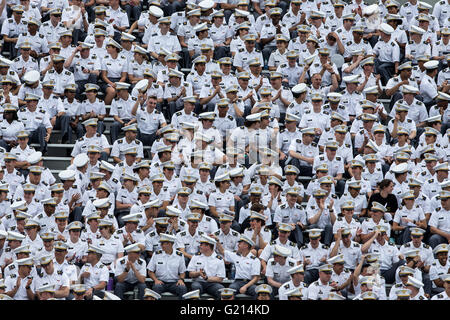 West Point, USA. 21. Mai 2016. West Point Kadetten besuchen die Abschlussfeier an der United States Military Academy in West Point, New York, USA, 21. Mai 2016. Ca. 953 jüngstere Söhne erhielt ihre Abschlüsse und Provisionen als zweite Leutnants am Samstag. Bildnachweis: Li Muzi/Xinhua/Alamy Live-Nachrichten Stockfoto