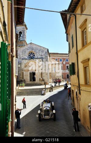 San Quirico d ' Orcia, Italien. 21. Mai 2016. Ein weißer Mercedes Benz 710 SSK L, Baujahr 1930, nimmt Teil an der 1000 Miglia Oldtimer-Rennen. Roberto Cerruti/Alamy Live-Nachrichten Stockfoto