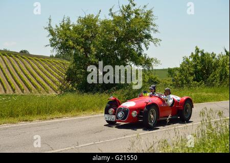 Montalcino, Italien. 21. Mai 2016. Ein roter Maserati A6 GCS, Baujahr 1948, nimmt Teil an der 1000 Miglia Oldtimer-Rennen in den toskanischen Hügeln in der Nähe von Montalcino. Roberto Cerruti/Alamy Live-Nachrichten Stockfoto