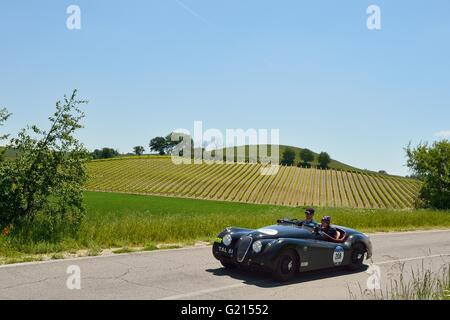 Montalcino, Italien. 21. Mai 2016. Eine grüne Jaguar XK 120 OTS, Baujahr 1950, nimmt Teil an der 1000 Miglia Oldtimer-Rennen in den toskanischen Hügeln in der Nähe von Montalcino. Roberto Cerruti/Alamy Live-Nachrichten Stockfoto