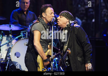 Madrid, Madrid, Spanien. 21. Mai 2016. Bruce Springsteen, Steve Van Zandt führt auf der Bühne während "Fluss Tour 2016" im Santiago-Bernabéu-Stadion am 21. Mai 2016 in Madrid Credit: Jack Abuin/ZUMA Draht/Alamy Live News Stockfoto