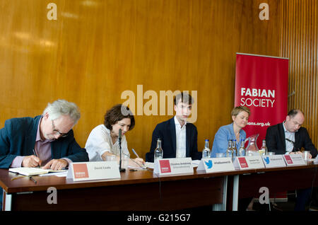 London, UK. 21. Mai 2016. Panel mit Yvette Cooper (4. von links), Arbeits-Wartungstafel für Don Valley an der Fabian Society Summer Conference 21. Mai 2016 Credit: Prixpics/Alamy Live News Stockfoto