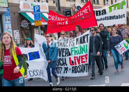 Malmö, Schweden. 21. Mai 2016. Hunderte von Demonstranten gingen auf die Straße von Malmö bis März gegen Monsanto wollen werden Sie Mitglied und treten ein gegen das Ungleichgewicht der Macht innerhalb der Agrarindustrie und nachhaltigere Alternativen und in Richtung mehr kleinbäuerliche Landwirtschaft. Monsanto ist ein großes internationales Unternehmen und wurde im Jahr 2005 die größte Samenbank der Welt. © Magnus Persson/Pacific Press/Alamy Live-Nachrichten Stockfoto