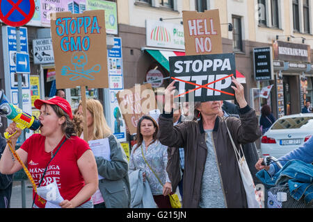 Malmö, Schweden. 21. Mai 2016. Hunderte von Demonstranten gingen auf die Straße von Malmö bis März gegen Monsanto wollen werden Sie Mitglied und treten ein gegen das Ungleichgewicht der Macht innerhalb der Agrarindustrie und nachhaltigere Alternativen und in Richtung mehr kleinbäuerliche Landwirtschaft. Monsanto ist ein großes internationales Unternehmen und wurde im Jahr 2005 die größte Samenbank der Welt. © Magnus Persson/Pacific Press/Alamy Live-Nachrichten Stockfoto