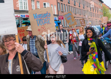 Malmö, Schweden. 21. Mai 2016. Hunderte von Demonstranten gingen auf die Straße von Malmö bis März gegen Monsanto wollen werden Sie Mitglied und treten ein gegen das Ungleichgewicht der Macht innerhalb der Agrarindustrie und nachhaltigere Alternativen und in Richtung mehr kleinbäuerliche Landwirtschaft. Monsanto ist ein großes internationales Unternehmen und wurde im Jahr 2005 die größte Samenbank der Welt. © Magnus Persson/Pacific Press/Alamy Live-Nachrichten Stockfoto