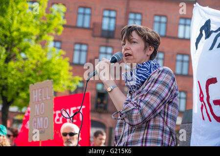 Malmö, Schweden. 21. Mai 2016. Hunderte von Demonstranten gingen auf die Straße von Malmö bis März gegen Monsanto wollen werden Sie Mitglied und treten ein gegen das Ungleichgewicht der Macht innerhalb der Agrarindustrie und nachhaltigere Alternativen und in Richtung mehr kleinbäuerliche Landwirtschaft. Monsanto ist ein großes internationales Unternehmen und wurde im Jahr 2005 die größte Samenbank der Welt. © Magnus Persson/Pacific Press/Alamy Live-Nachrichten Stockfoto