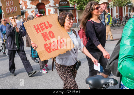 Malmö, Schweden. 21. Mai 2016. Hunderte von Demonstranten gingen auf die Straße von Malmö bis März gegen Monsanto wollen werden Sie Mitglied und treten ein gegen das Ungleichgewicht der Macht innerhalb der Agrarindustrie und nachhaltigere Alternativen und in Richtung mehr kleinbäuerliche Landwirtschaft. Monsanto ist ein großes internationales Unternehmen und wurde im Jahr 2005 die größte Samenbank der Welt. © Magnus Persson/Pacific Press/Alamy Live-Nachrichten Stockfoto