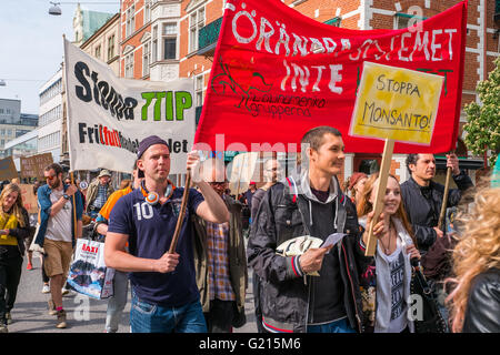 Malmö, Schweden. 21. Mai 2016. Hunderte von Demonstranten gingen auf die Straße von Malmö bis März gegen Monsanto wollen werden Sie Mitglied und treten ein gegen das Ungleichgewicht der Macht innerhalb der Agrarindustrie und nachhaltigere Alternativen und in Richtung mehr kleinbäuerliche Landwirtschaft. Monsanto ist ein großes internationales Unternehmen und wurde im Jahr 2005 die größte Samenbank der Welt. © Magnus Persson/Pacific Press/Alamy Live-Nachrichten Stockfoto