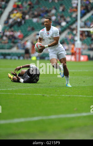 London, UK. 21. Mai 2016. Dan Norton (ENG) läuft mit dem Ball und dem Ausscheiden aus einer Fijian Spieler in seinem Kielwasser während ihrem Pool Spiel gegen Fidschi, HSBC World Rugby Sevens Series, Twickenham Stadium, London, UK. England fuhr fort, um das Spiel zu gewinnen, indem Sie 31-10 sichern ihnen einen Platz in der k.o.-Finale Morgen. Bildnachweis: Michael Preston/Alamy Live-Nachrichten Stockfoto