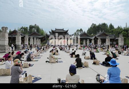 Chongqing, China. 21. Mai 2016. Menschen besuchen eine Wu-Wo Tee-Zeremonie, eine Versammlung zu bilden einen Kreis, Tee, bei der SteinCarvings Dazu Aussichtspunkt in Chongqing, Südwestchina, 21. Mai 2016 zu brauen. Wu-Wo Tee-Zeremonie, eine Art von Tee-Zeremonie, wo Trinker bringen ihren eigenen Tee-Sets und sitzen in einem Kreis. Wu-Wo, eine Übersetzung von "Leere des selbst" oder "selbstlosen" ist eine Zeremonie, wo jeder macht, dient und trinkt Tee und auf einer vorher weiß, wer er Tee zu dienen oder deren Tee er serviert wird. © Luo Guojia/Xinhua/Alamy Live-Nachrichten Stockfoto