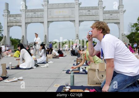 Chongqing, China. 21. Mai 2016. Ein Ausländer trinkt eine Tasse Tee während einer Wu-Wo Tee-Zeremonie, eine Versammlung zu bilden einen Kreis, Tee, bei der SteinCarvings Dazu Aussichtspunkt in Chongqing, Südwestchina, 21. Mai 2016 zu brauen. Wu-Wo Tee-Zeremonie, eine Art von Tee-Zeremonie, wo Trinker bringen ihren eigenen Tee-Sets und sitzen in einem Kreis. Wu-Wo, eine Übersetzung von "Leere des selbst" oder "selbstlosen" ist eine Zeremonie, wo jeder macht, dient und trinkt Tee und auf einer vorher weiß, wer er Tee zu dienen oder deren Tee er serviert wird. © Luo Guojia/Xinhua/Alamy Live-Nachrichten Stockfoto