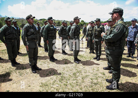 Miranda, Venezuela. 21. Mai 2016. Venezuelas Minister der Verteidigung Vladimir Padrino Lopez (vorne R) nimmt Teil am zweiten Tag der Unabhängigkeit Übung 2016 um Guaicaipuro Fort in Charallave, Bundesstaat Miranda (Venezuela), am 21. Mai 2016. Venezuela Bolivarischen National Armed Forces (FANB) veranstaltet am Samstag den zweiten Tag der Unabhängigkeit Übung 2016 im Rahmen des nationalen Plans um die Souveränität des Landes zu gewährleisten. © Boris Vergara/Xinhua/Alamy Live-Nachrichten Stockfoto