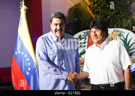 Vargas, Venezuela. 21. Mai 2016. Foto bereitgestellt von Venezuelas Präsidentschaft zeigt venezolanische Präsident Nicolas Maduro (L) Begegnung mit seinem bolivianischen Amtskollegen Evo Morales am Simon Bolivar International Airport in Maiquetia, Venezuela, 21. Mai 2016. © Venezuelas Präsidentschaft/Xinhua/Alamy Live-Nachrichten Stockfoto