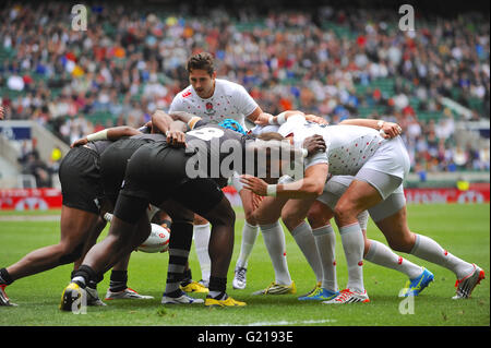 London, UK. 21. Mai 2016. Neuseeland und Englisch Spieler ins Gedränge während ihrem Pool Spiel, HSBC World Rugby Sevens Series, Twickenham Stadium, London, UK. Neuseeland fuhr fort, um das Spiel zu gewinnen 25-5 sichern ihnen einen Platz in der k.o.-Finale, Obwohl England auch in die nächste Runde durch ging. Bildnachweis: Michael Preston/Alamy Live-Nachrichten Stockfoto