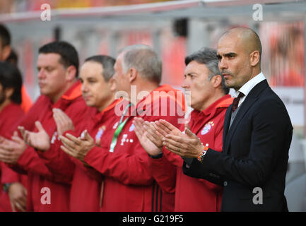 Münchens Trainer Josep "Pep" Guardiola (R) und Co-Trainer Domenec Torrent (2-R) während das deutsche DFB-Pokal Finale Fußballspiel zwischen Bayern München und Borussia Dortmund am Olympiastadion in Berlin, Deutschland, 21. Mai 2016. Foto: ANDREAS GEBERT/dpa Stockfoto