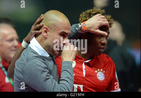 Münchens Trainer Josep "Pep" Guardiola (C-L) zu Tränen gerührt, als er neben David Alaba nach dem Deutsch-DFB-Pokal Finale Fußballspiel zwischen Bayern München und Borussia Dortmund am Olympiastadion in Berlin, Deutschland, 21. Mai 2016 steht. Foto: ANDREAS GEBERT/dpa Stockfoto