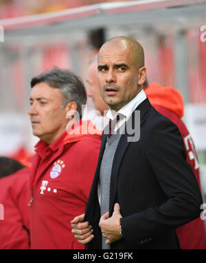 Münchens Trainer Josep "Pep" Guardiola (R) und Co-Trainer Domenec Torrent (L) zu reagieren, während der deutsche DFB-Pokal Finale Fußball zwischen Bayern München und Borussia Dortmund am Olympiastadion in Berlin, Deutschland, 21. Mai 2016 übereinstimmen. Foto: ANDREAS GEBERT/dpa Stockfoto