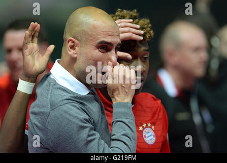 Münchens Trainer Josep "Pep" Guardiola (C-L) zu Tränen gerührt, als er neben David Alaba nach dem Deutsch-DFB-Pokal Finale Fußballspiel zwischen Bayern München und Borussia Dortmund am Olympiastadion in Berlin, Deutschland, 21. Mai 2016 steht. Foto: ANDREAS GEBERT/dpa Stockfoto