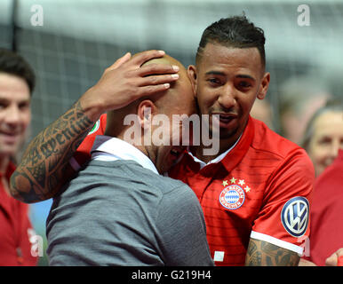 Berlin, Deutschland. 21. Mai 2016. Münchens Trainer Josep "Pep" Guardiola (C-L) ist zu Tränen gerührt und Jerome Boateng (C-R) umfasst, nachdem die deutsche DFB-Pokal Finale Fußballspiel zwischen Bayern München und Borussia Dortmund am Olympiastadion in Berlin, Deutschland, 21. Mai 2016. Foto: ANDREAS GEBERT/Dpa/Alamy Live-Nachrichten Stockfoto