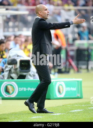 Berlin, Deutschland. 21. Mai 2016. Münchens Trainer Josep "Pep" Guardiola Gesten während der Fußball-deutsche DFB-Pokal Finale zwischen Bayern München und Borussia Dortmund am Olympiastadion in Berlin, Deutschland, 21. Mai 2016 übereinstimmen. Foto: KAY NIETFELD/Dpa/Alamy Live News Stockfoto