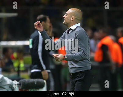 Berlin, Deutschland. 21. Mai 2016. Münchens Trainer Josep "Pep" Guardiola während der deutsche DFB-Pokal Finale Fußballspiel zwischen Bayern München und Borussia Dortmund am Olympiastadion in Berlin, Deutschland, 21. Mai 2016 reagiert. Foto: KAY NIETFELD/Dpa/Alamy Live News Stockfoto