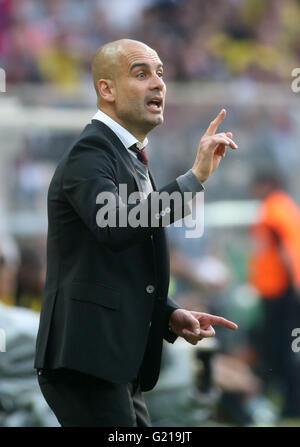 Berlin, Deutschland. 21. Mai 2016. Münchens Trainer Josep "Pep" Guardiola Gesten während der Fußball-deutsche DFB-Pokal Finale zwischen Bayern München und Borussia Dortmund am Olympiastadion in Berlin, Deutschland, 21. Mai 2016 übereinstimmen. Foto: KAY NIETFELD/Dpa/Alamy Live News Stockfoto