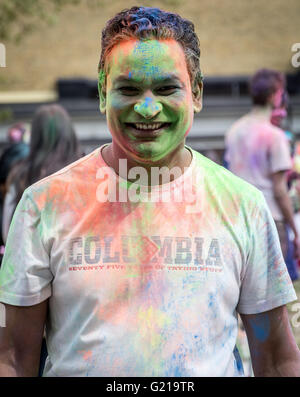 Malmö, Schweden. 21. Mai 2016. Ein glücklicher Mann, während die Farbe, die Zeremonie zu werfen. Tommy Lindholm/Alamy Live-Nachrichten Stockfoto