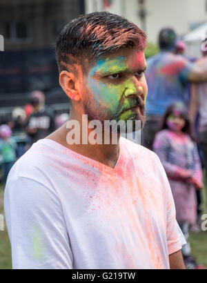 Malmö, Schweden. 21. Mai 2016. Ein unglücklich aussehenden Mann während der Zeremonie werfen Farbe. Tommy Lindholm/Alamy Live-Nachrichten Stockfoto