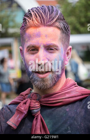 Malmö, Schweden. 21. Mai 2016. Bunte Kerl während der Zeremonie werfen Farbe. Tommy Lindholm/Alamy Live-Nachrichten Stockfoto