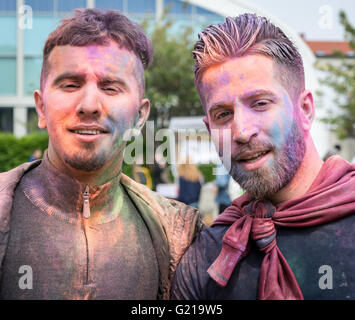 Malmö, Schweden. 21. Mai 2016. Zwei Jungs in der Farbe, die Zeremonie zu werfen. Tommy Lindholm/Alamy Live-Nachrichten Stockfoto