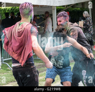 Malmö, Schweden. 21. Mai 2016. Zwei Jungs, die Farbe auf einen anderen Kerl während des Festivals zu werfen. Tommy Lindholm/Alamy Live-Nachrichten Stockfoto