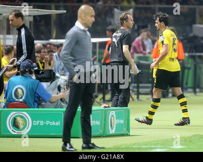 Berlin, Deutschland. 21. Mai 2016. Dortmunder Mats Hummels (R) Spaziergänge außerhalb des Spielfelds nach ersetzt, mit Münchens Kopf coach Josep "Pep" Guardiola im Bild im Vordergrund, während das deutsche DFB-Pokal Finale Fußballspiel zwischen Bayern München und Borussia Dortmund am Olympiastadion in Berlin, Deutschland, 21. Mai 2016. Foto: KAY NIETFELD/Dpa/Alamy Live News Stockfoto