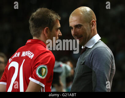 Berlin, Deutschland. 21. Mai 2016. Münchens Trainer Josep "Pep" Guardiola (R) Gespräche Spieler Philipp Lahm nach der deutschen DFB Pokal Finale Fußball match zwischen Bayern München und Borussia Dortmund am Olympiastadion in Berlin, Deutschland, 21. Mai 2016. Foto: KAY NIETFELD/Dpa/Alamy Live News Stockfoto