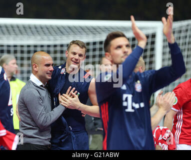 Berlin, Deutschland. 21. Mai 2016. Münchens Trainer Josep "Pep" Guardiola (L) und Torwart Manuel Neuer zu feiern, nachdem der deutsche DFB-Pokal Finale Fußballspiel zwischen Bayern München und Borussia Dortmund am Olympiastadion in Berlin, Deutschland, 21. Mai 2016. Foto: KAY NIETFELD/Dpa/Alamy Live News Stockfoto